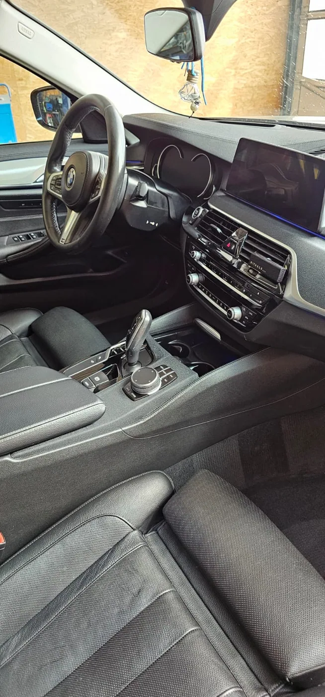 Gereinigtes BMW-Cockpit mit sauberer Mittelkonsole und Lederausstattung
