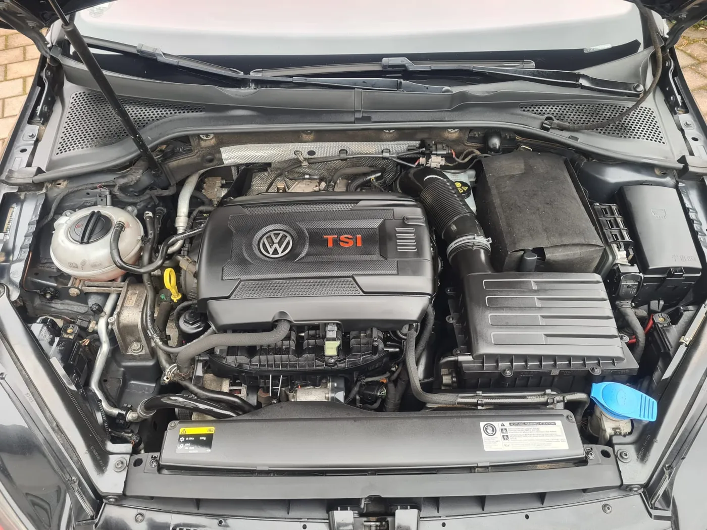 Gereinigter VW TSI-Motorraum mit sauberer Motorabdeckung