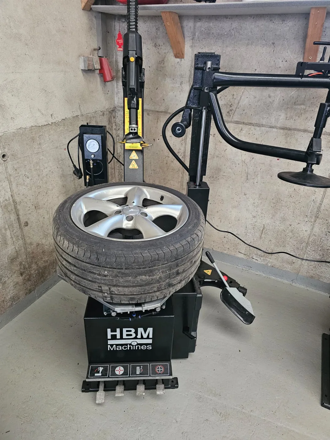 Reifenmontage: Rad auf der Montiermaschine in der Werkstatt
