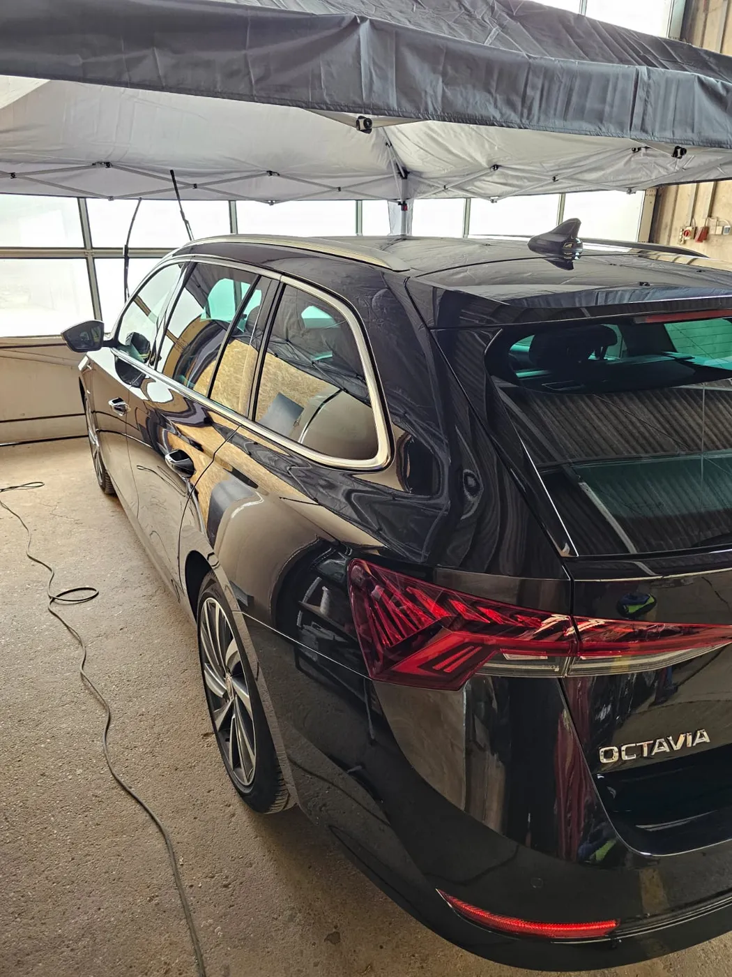 Schwarzer Skoda Octavia Kombi mit spiegelnder Politur