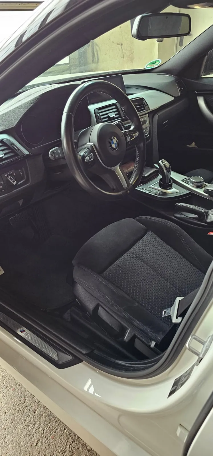 Gereinigter BMW-Innenraum mit sauberen schwarzen Sportsitzen